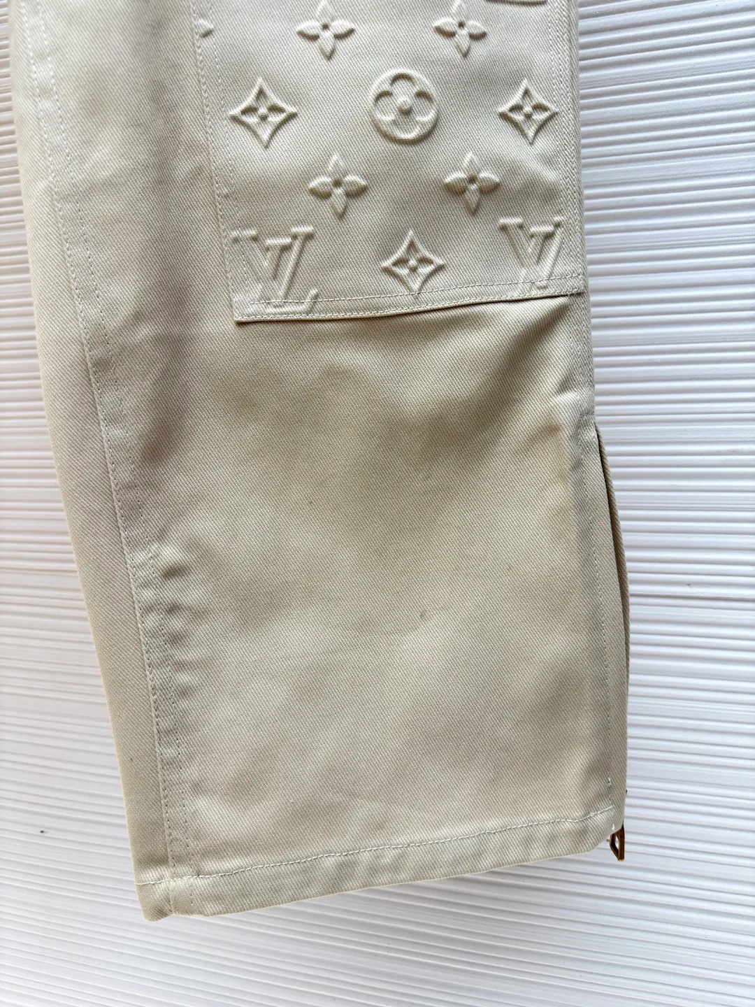 LOUIS VUITTON embossed denim trousers ●Original version: Purchased and developed by 17576 ●Item number: 1681329-B70 ●Material: denim fabric ●Technology: embossed embossed production ●Color: Khaki ●Type: fitted version ●Weight: about 840 grams ●Size: S-M-L-XL ●Description: Leg zipper slit design Clear traces of engraved logo Every detail strictly follows the original version The overall washing process uses heavy fermentation to wash and stir-fry the colors. Each pattern is filled with silicone to prevent dents. It is made by spraying and splicing. The thighs are decorated with Monogram pockets. 1V jacquard details are aligned. The embossed embossing pattern is clear. The pockets are made of fine workmanship. Straight lines. A total of 15 1V engraved buttons throughout the body. Customized brand logo patch logo on the inside. Embellished with hidden zipper fly. YB hardware molded custom buttons Customized new logo leather on the back and a full set of accessories. The overall wiring is straight and delicate, the fabric is comfortable and soft, and the color is consistent without color difference. It can be matched with the same style to create a fashionable look and control various occasions. Customized accessories, complete with three standards, same style for men and women!